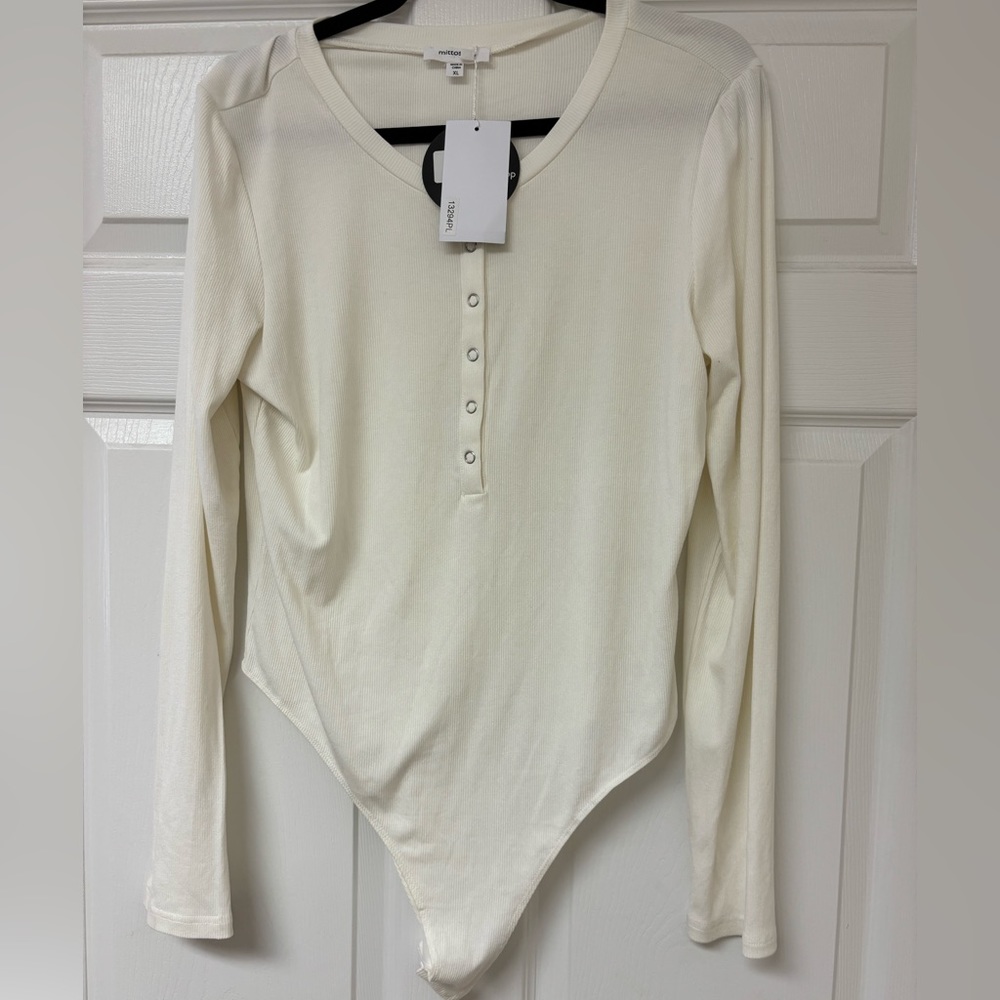 NWT Mittoshop Long Sleeve Ribbed Bodysuit. Off white. Size XL. Plastic snap